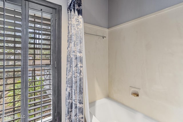 bathroom featuring shower / bath combo