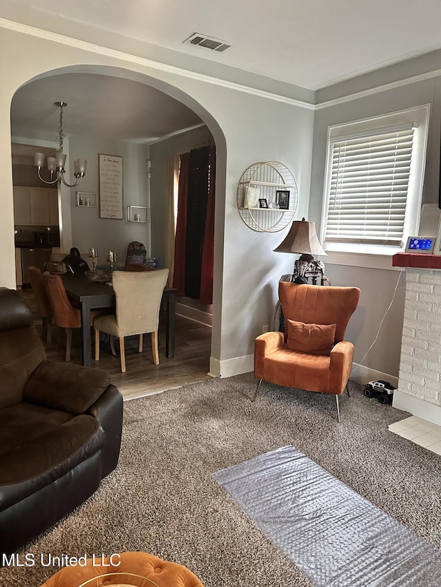 425 Downing St, Jackson, MS 39216 - living area with baseboards, arched walkways, visible vents, and an inviting chandelier