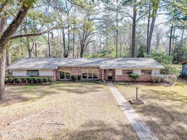 single story home with a front lawn