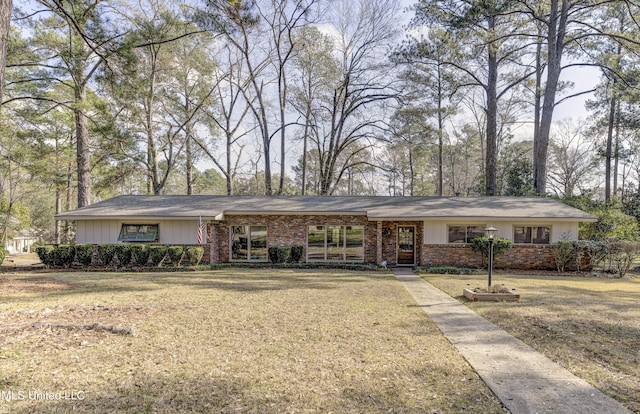 ranch-style house featuring a front yard