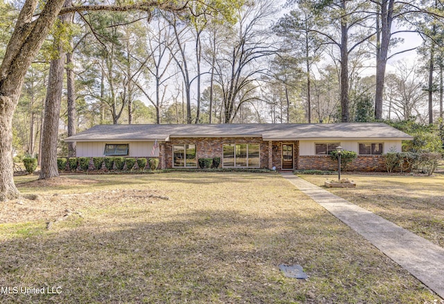 ranch-style home featuring a front yard