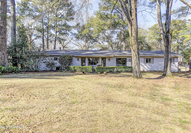 single story home featuring a front yard