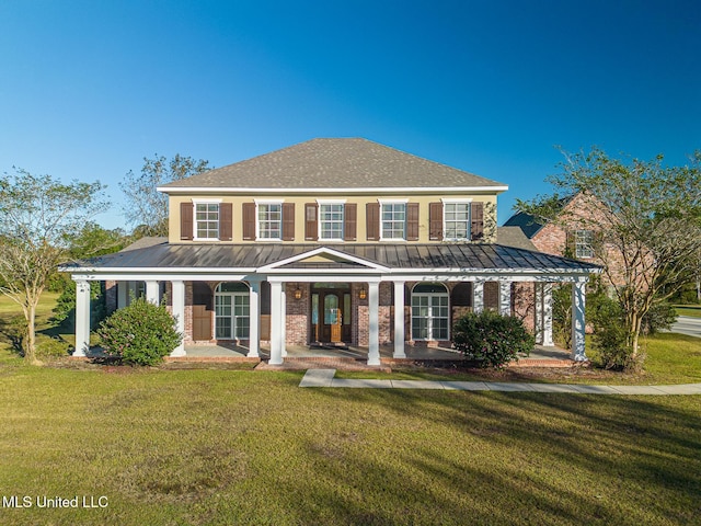 view of front facade featuring a front lawn