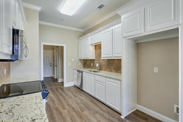 kitchen featuring visible vents, white cabinets, wood finished floors, stainless steel appliances, and a sink