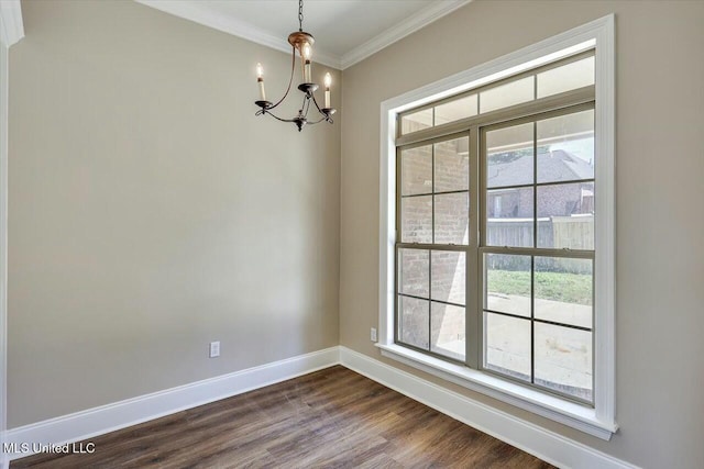 empty room with dark wood-type flooring, a healthy amount of sunlight, an inviting chandelier, and baseboards