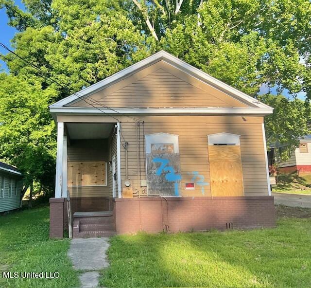 721 Adams St, Vicksburg, MS 39183 - view of front of house with a front lawn