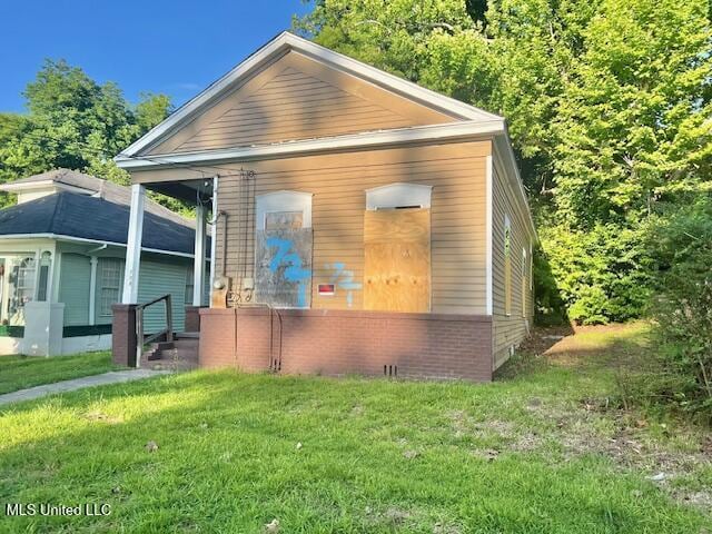 721 Adams St, Vicksburg, MS 39183 - view of side of property with a yard