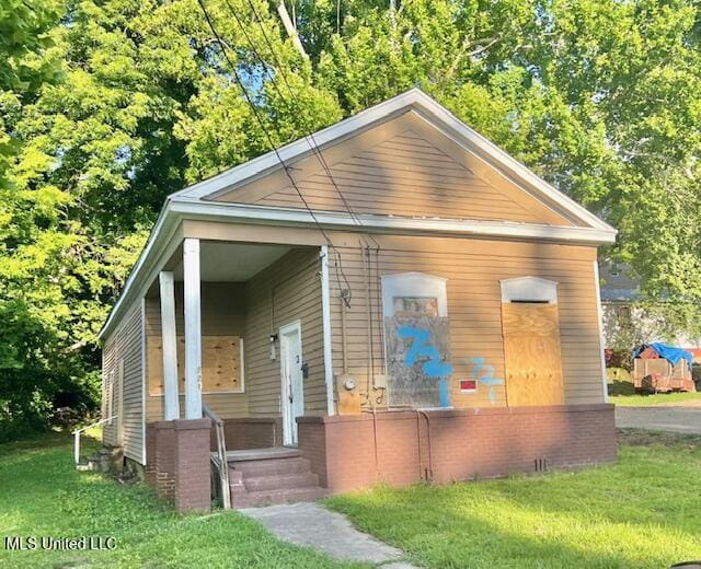 721 Adams St, Vicksburg, MS 39183 - view of front facade with a front lawn