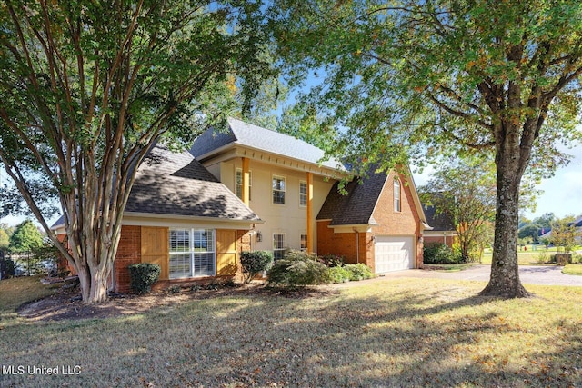 view of front of home featuring a garage and a front yard