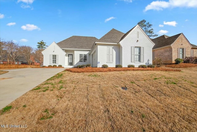 view of front of property with a front yard