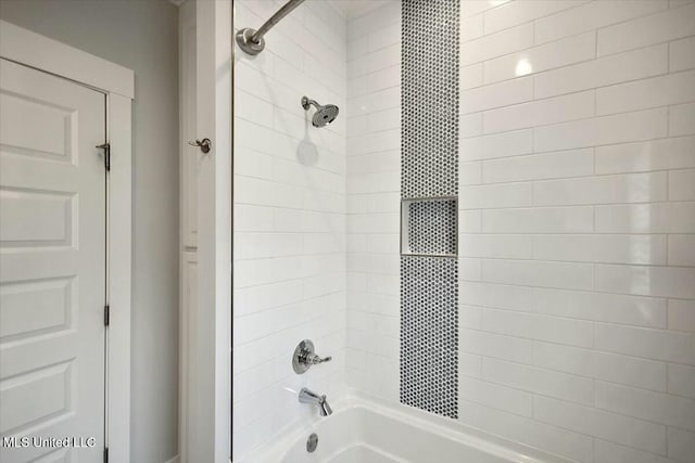 bathroom featuring tiled shower / bath