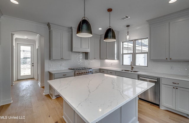 kitchen featuring sink, gray cabinets, stainless steel appliances, and a kitchen island