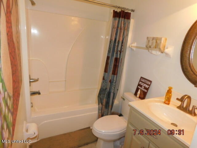 full bathroom featuring vanity, toilet, and shower / tub combo