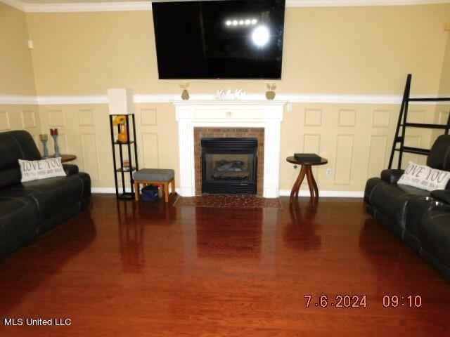 living room featuring hardwood / wood-style flooring and ornamental molding