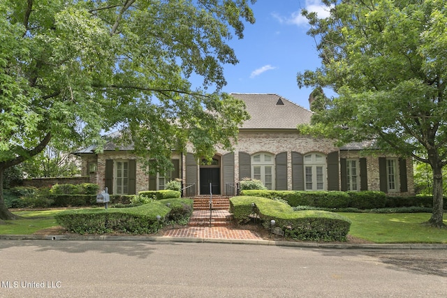 view of front facade with a front yard