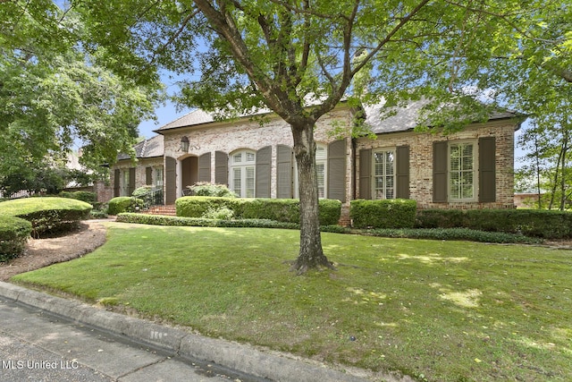 view of front of home featuring a front yard