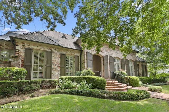 view of front facade with a front lawn