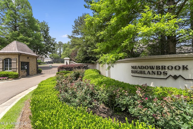 view of community / neighborhood sign