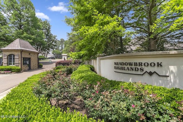 view of community / neighborhood sign