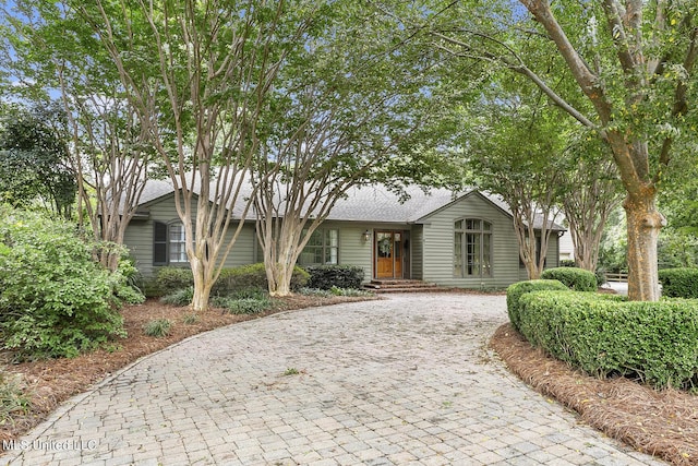 3844 Hawthorn Dr, Jackson, MS 39216 - ranch-style home featuring decorative driveway