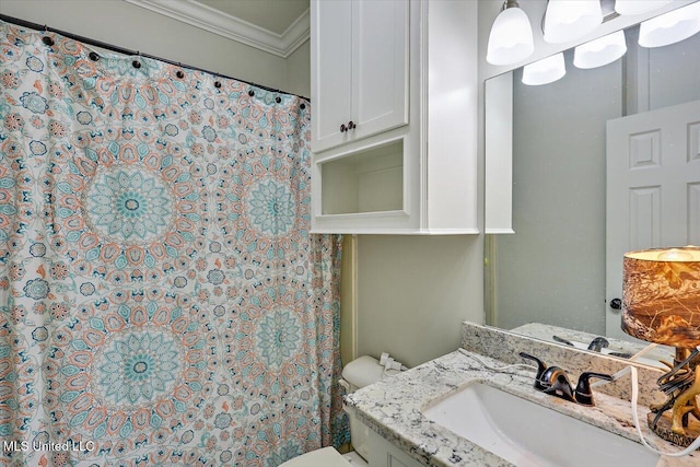 full bath with crown molding, toilet, a shower with curtain, and vanity