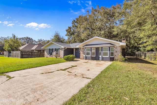 ranch-style house featuring a front lawn