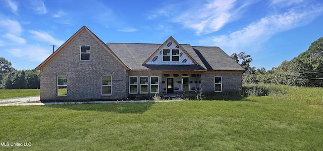 view of front of property featuring a front yard