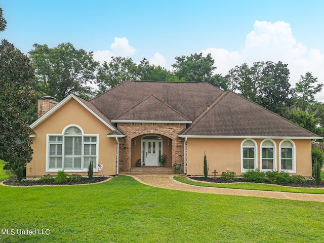 ranch-style house featuring a front yard