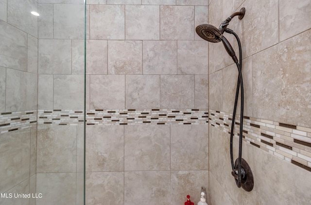 details featuring tiled shower