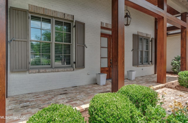 doorway to property with covered porch