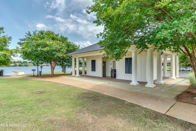 view of front of property featuring a water view and a front yard