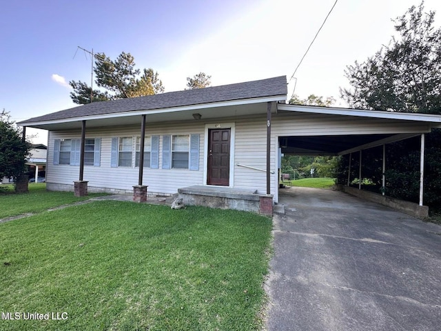 view of front of home with a carport and a front yard