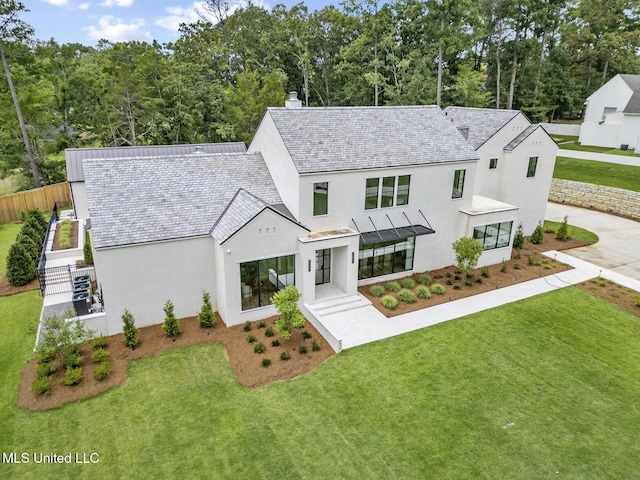 modern inspired farmhouse featuring a front yard