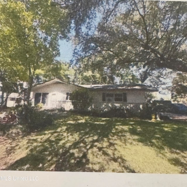 view of front facade featuring a front yard