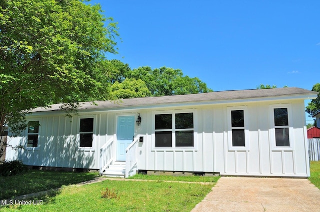 view of front facade with a front yard