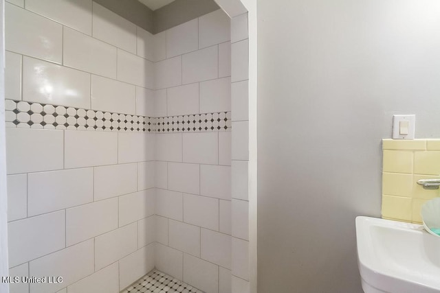 347 Rodenberg Ave, Biloxi, MS 39531 - bathroom with tiled shower