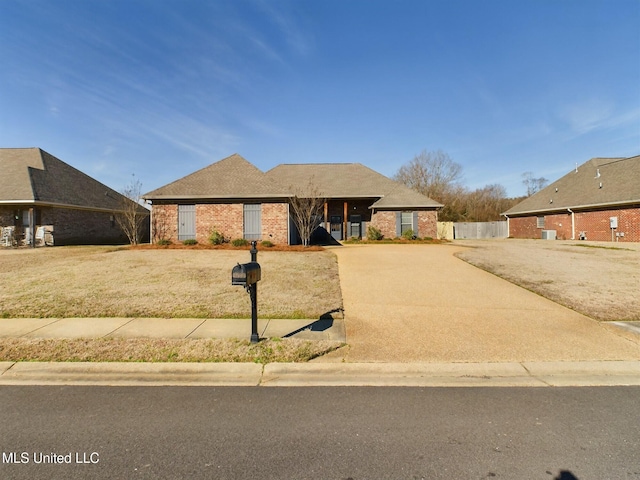 view of front of home featuring a front yard