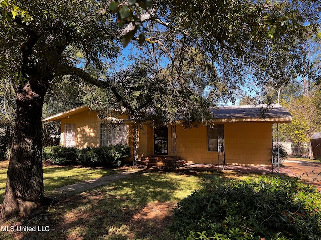 ranch-style house with a front yard