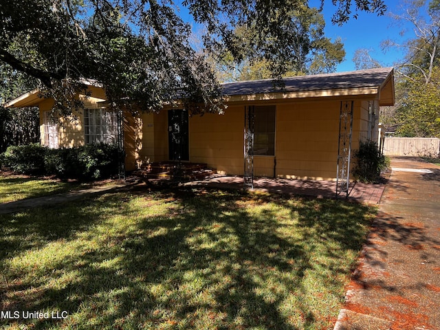 view of front of home featuring a front yard