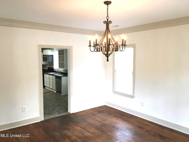 unfurnished room with an inviting chandelier, crown molding, sink, and dark wood-type flooring