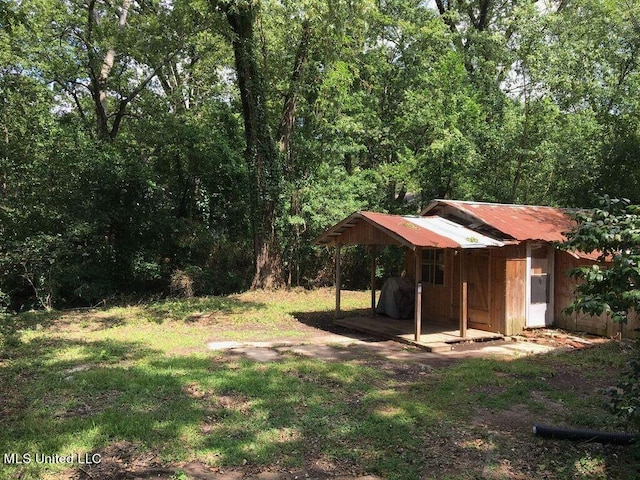 view of yard featuring a storage unit