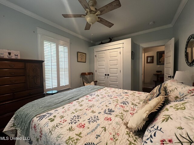 914 39th Ave, Gulfport, MS 39501 - bedroom with a closet, ornamental molding, and ceiling fan