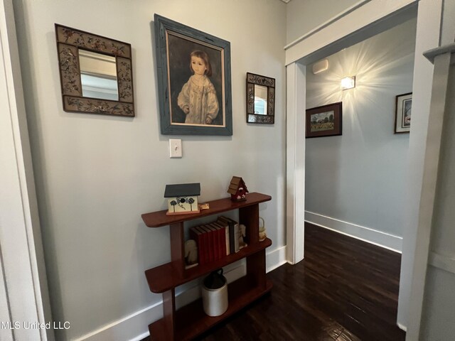914 39th Ave, Gulfport, MS 39501 - hallway featuring dark wood-type flooring and baseboards