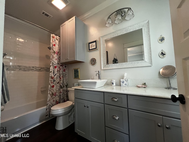 914 39th Ave, Gulfport, MS 39501 - full bath with vanity, toilet, shower / tub combo with curtain, and wood finished floors