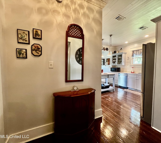914 39th Ave, Gulfport, MS 39501 - hall featuring dark wood-style floors and crown molding