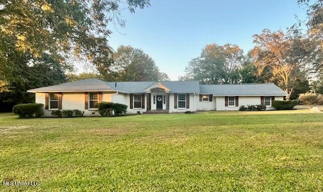 ranch-style house featuring a front lawn