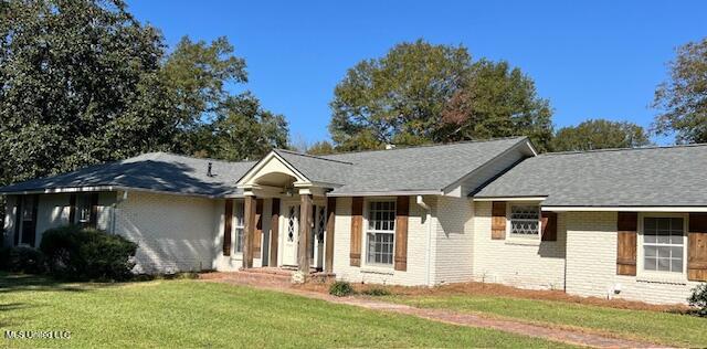 single story home with a front lawn