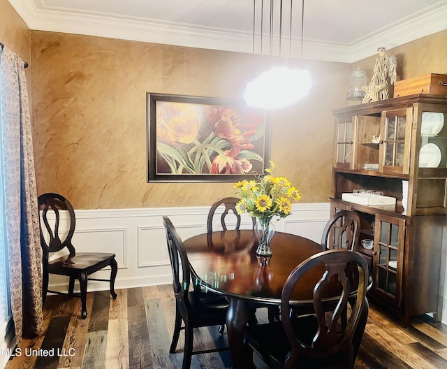 1024 Riverchase N Dr, Brandon, MS 39047 - dining area featuring wood finished floors, wainscoting, and crown molding