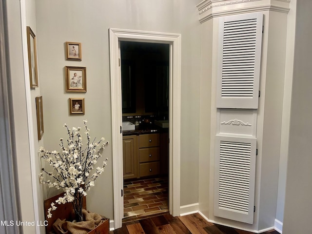 1024 Riverchase N Dr, Brandon, MS 39047 - corridor featuring baseboards
