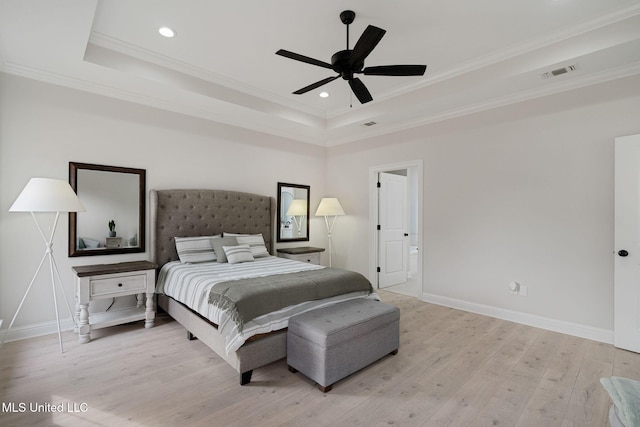 bedroom featuring crown molding, light hardwood / wood-style flooring, a raised ceiling, and ceiling fan